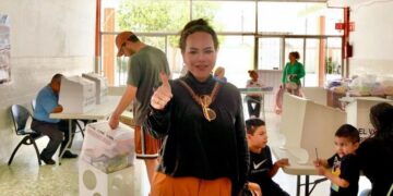 Carmen Lilia acude a votar en la elección del Poder Judicial