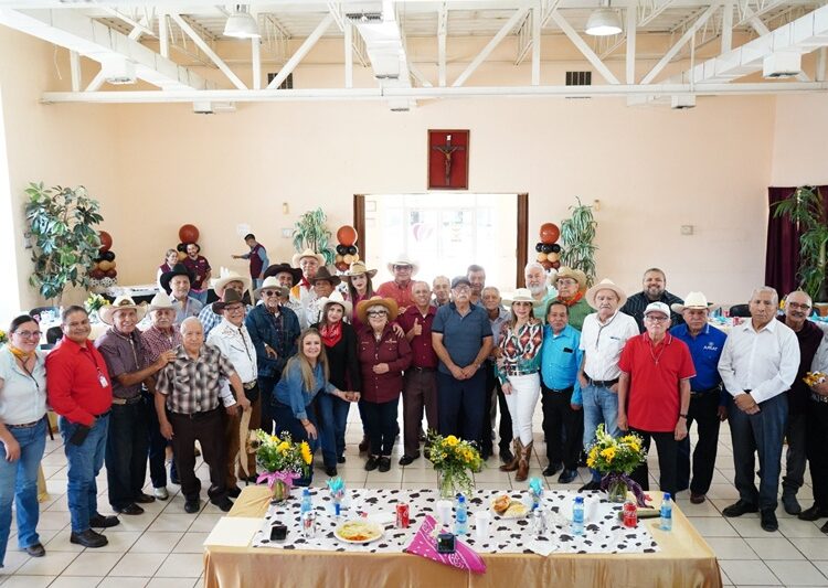 Celebra DIF NLD a los padres en Casa Club del Adulto Mayor