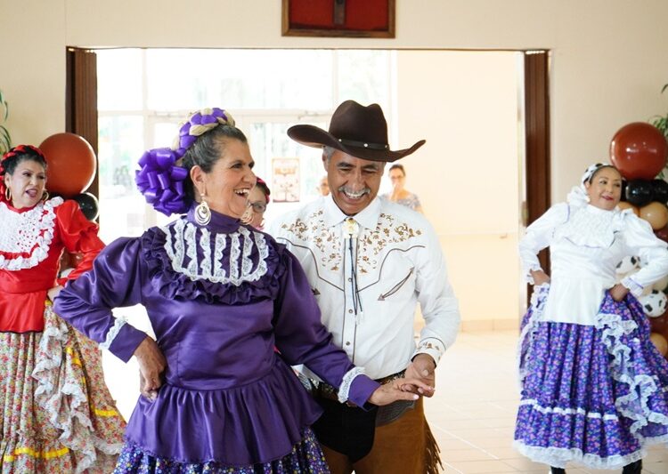 Celebra DIF NLD a los padres en Casa Club del Adulto Mayor