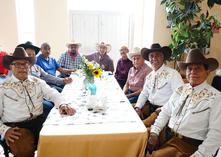 Celebra DIF NLD a los padres en Casa Club del Adulto Mayor