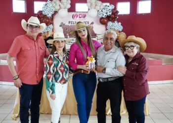 Celebra DIF NLD a los padres en Casa Club del Adulto Mayor