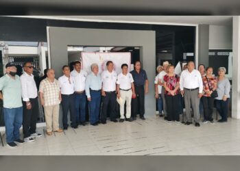 Cierran jubilados subdelegación del ISSSTE, protestan contra encargado de Prestaciones