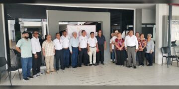 Cierran jubilados subdelegación del ISSSTE, protestan contra encargado de Prestaciones