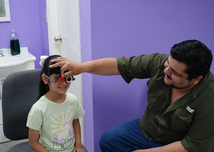 DIF NLD entrega lentes a menores como resultado de la brigada infantil “Tocando Corazones”