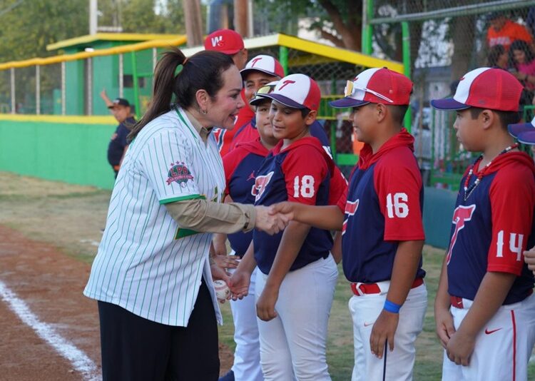 Entrega Carmen Lilia campos de béisbol renovados a niños de la Liga Oriente