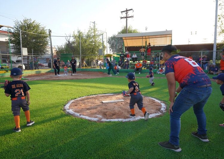 Entrega Carmen Lilia campos de béisbol renovados a niños de la Liga Oriente