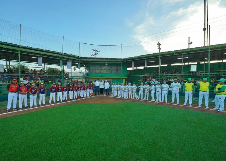 Entrega Carmen Lilia campos de béisbol renovados a niños de la Liga Oriente