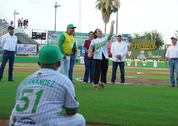 Entrega Carmen Lilia campos de béisbol renovados a niños de la Liga Oriente