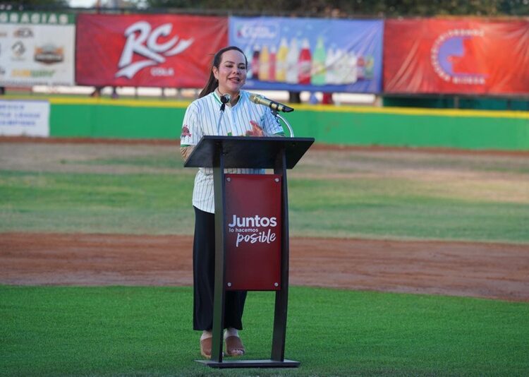 Entrega Carmen Lilia campos de béisbol renovados a niños de la Liga Oriente