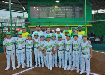 Entrega Carmen Lilia campos de béisbol renovados a niños de la Liga Oriente
