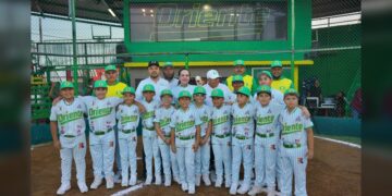 Entrega Carmen Lilia campos de béisbol renovados a niños de la Liga Oriente