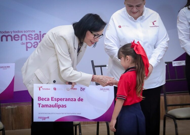 Entrega DIF Tamaulipas becas a niños y jóvenes en situación de vulnerabilidad