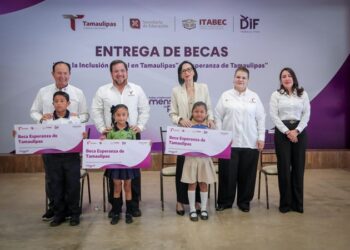 Entrega DIF Tamaulipas becas a niños y jóvenes en situación de vulnerabilidad