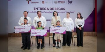 Entrega DIF Tamaulipas becas a niños y jóvenes en situación de vulnerabilidad