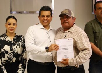 Entrega Lalo Gattás nombramientos a delegados ejidales