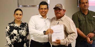 Entrega Lalo Gattás nombramientos a delegados ejidales