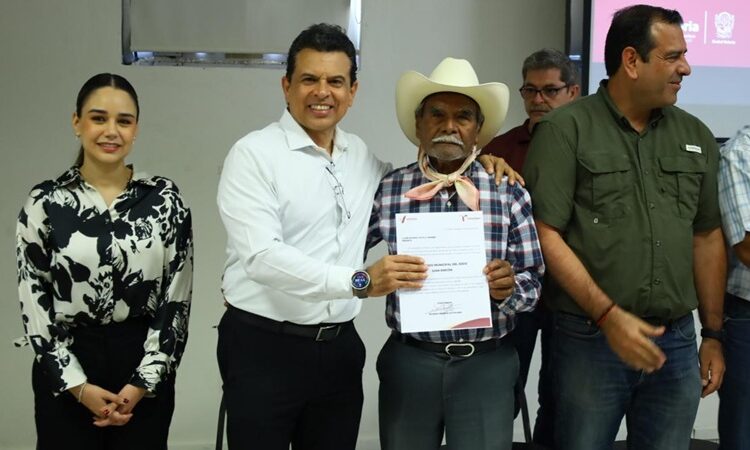 Entrega Lalo Gattás nombramientos a delegados ejidales