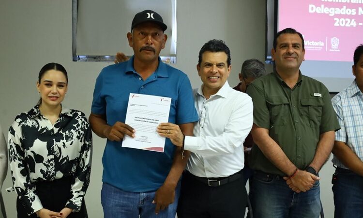 Entrega Lalo Gattás nombramientos a delegados ejidales