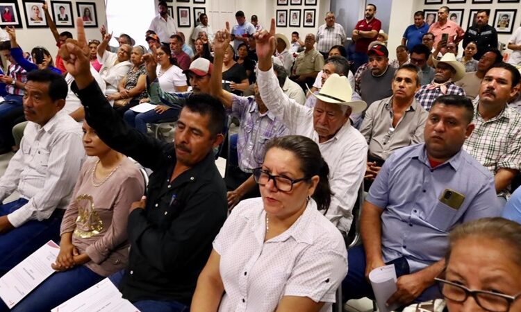 Entrega Lalo Gattás nombramientos a delegados ejidales