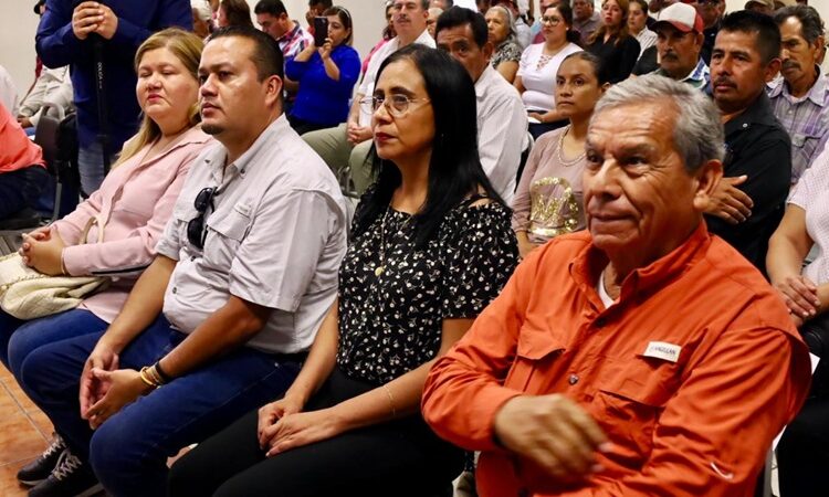 Entrega Lalo Gattás nombramientos a delegados ejidales