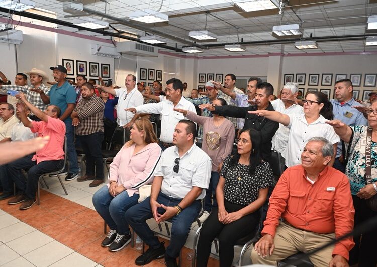 Entrega Lalo Gattás nombramientos a delegados ejidales