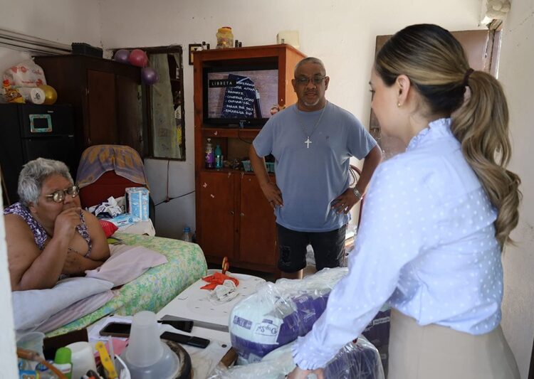 Entrega Lucy de Gattás apoyos en los hogares de las familias victorenses