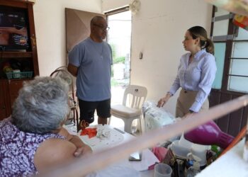 Entrega Lucy de Gattás apoyos en los hogares de las familias victorenses