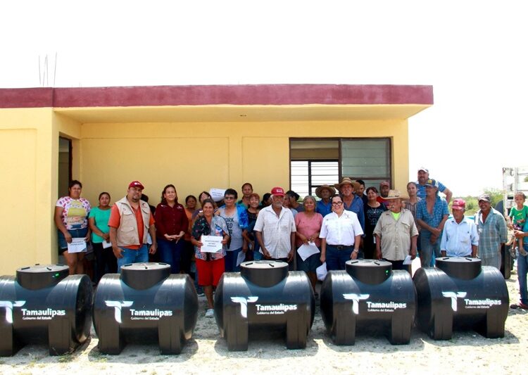 Entrega SEBIEN tinacos a habitantes de San Carlos
