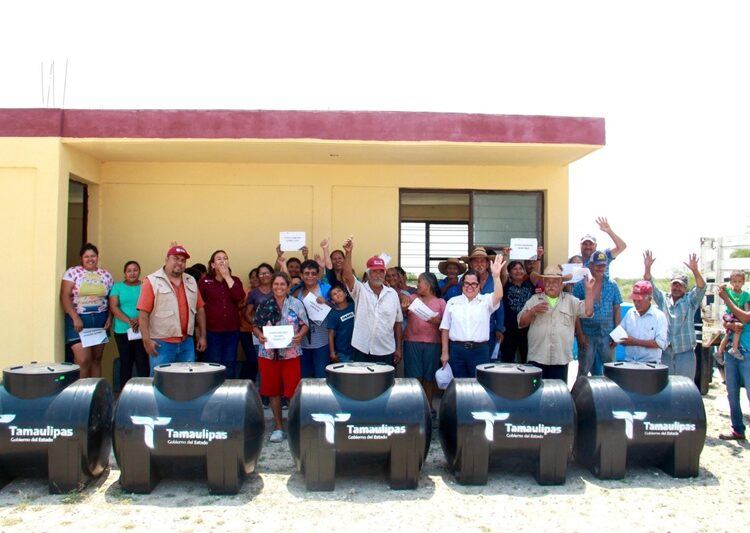 Entrega SEBIEN tinacos a habitantes de San Carlos