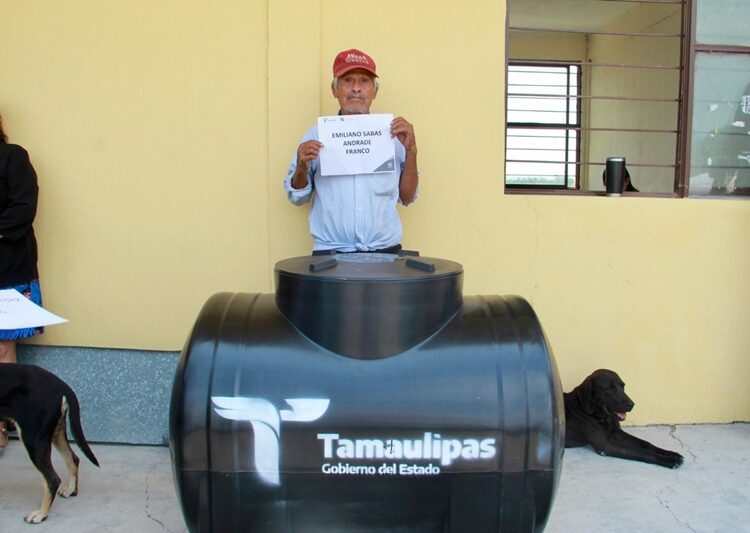 Entrega SEBIEN tinacos a habitantes de San Carlos