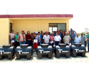 Entrega SEBIEN tinacos a habitantes de San Carlos