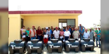 Entrega SEBIEN tinacos a habitantes de San Carlos