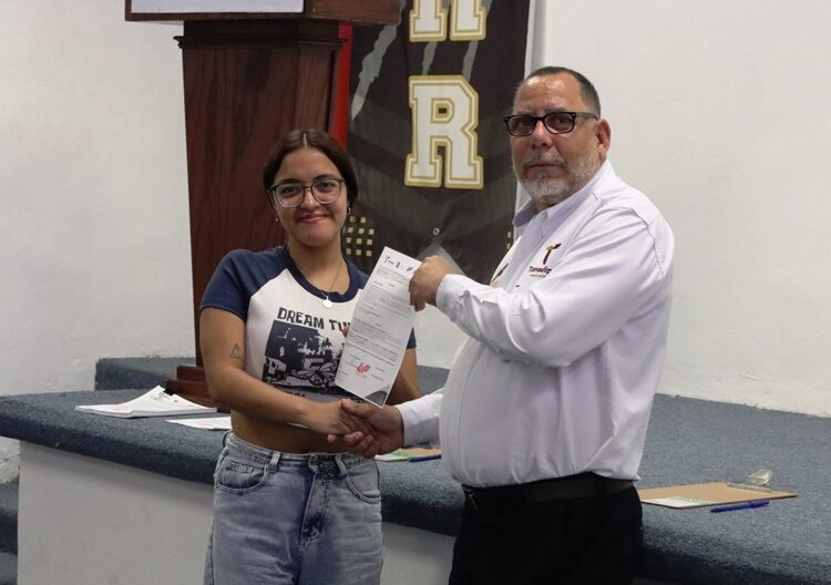 Entrega UP Región Ribereña becas para el cuatrimestre mayo-agosto