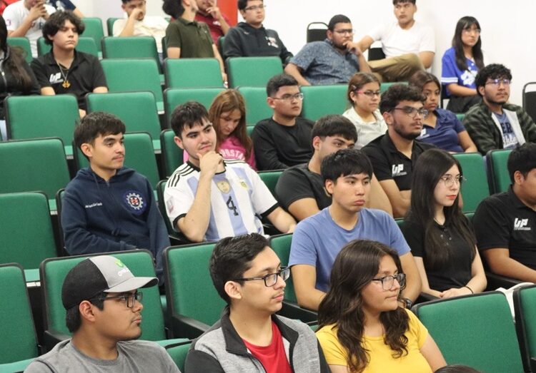 Entrega UP Región Ribereña becas para el cuatrimestre mayo-agosto