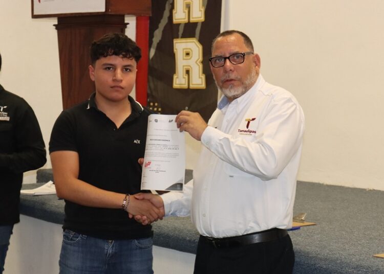 Entrega UP Región Ribereña becas para el cuatrimestre mayo-agosto