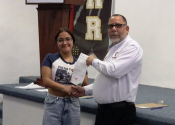 Entrega UP Región Ribereña becas para el cuatrimestre mayo-agosto