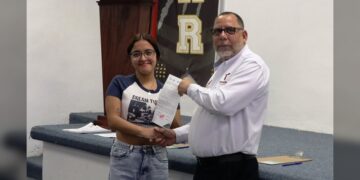 Entrega UP Región Ribereña becas para el cuatrimestre mayo-agosto