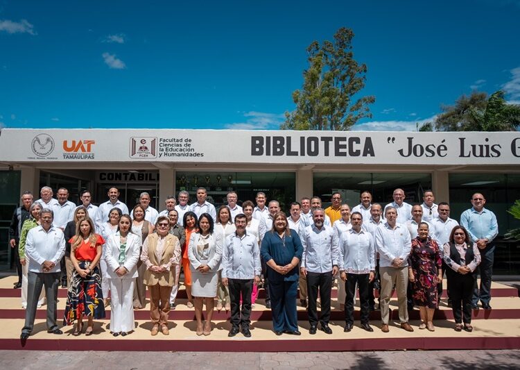 Entrega rector equipamiento en la Facultad de Ciencias de la Educación y Humanidades