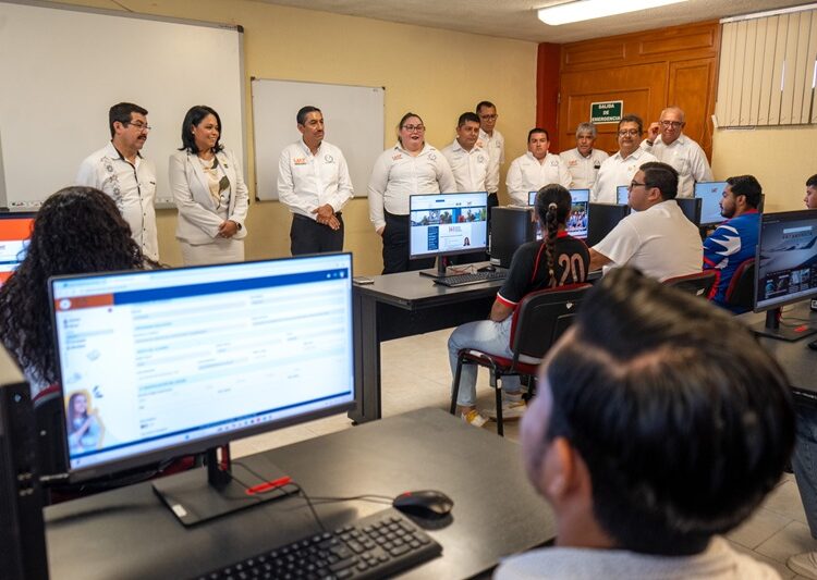 Entrega rector equipamiento en la Facultad de Ciencias de la Educación y Humanidades