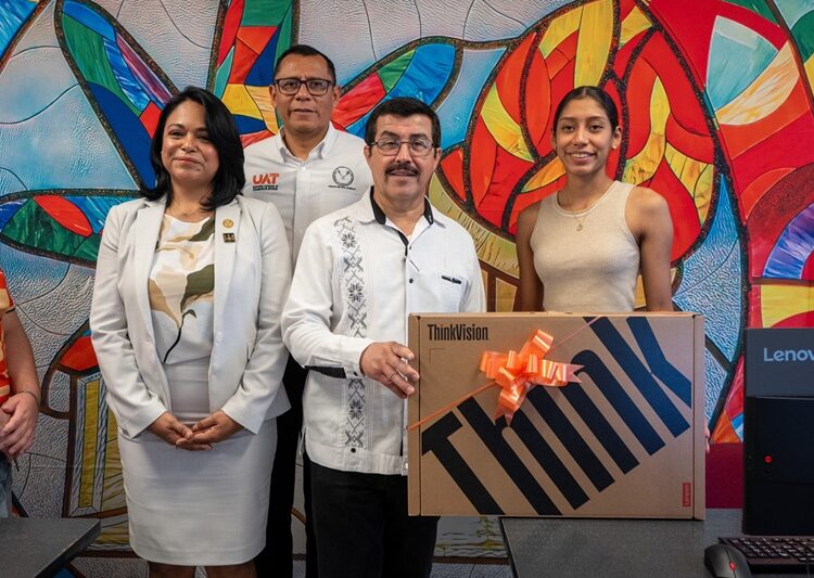 Entrega rector equipamiento en la Facultad de Ciencias de la Educación y Humanidades