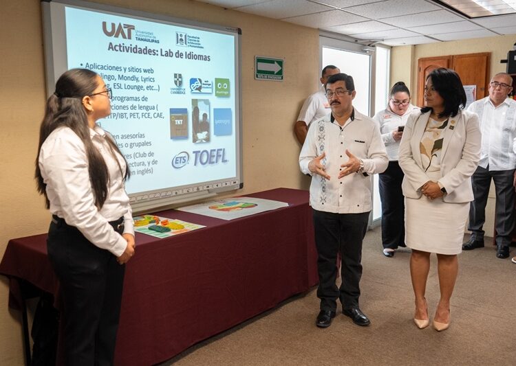Entrega rector equipamiento en la Facultad de Ciencias de la Educación y Humanidades