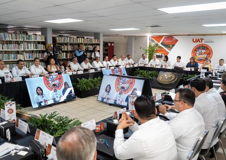 Entrega rector equipamiento en la Facultad de Ciencias de la Educación y Humanidades
