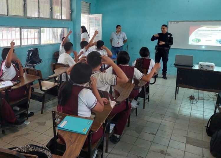 Imparte SSPT taller para prevenir ciberbullying en secundaria de NLD