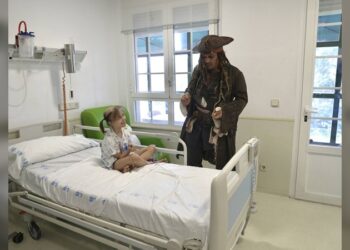 Johnny Deep visita Hospital Infantil en Madrid disfrazado de ‘Jack Sparrow’