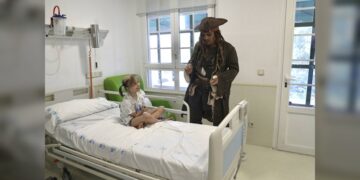 Johnny Deep visita Hospital Infantil en Madrid disfrazado de ‘Jack Sparrow’