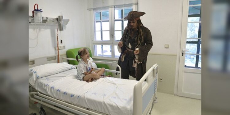 Johnny Deep visita Hospital Infantil en Madrid disfrazado de ‘Jack Sparrow’