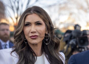 Hospitalizan de emergencia a Kristi Noem