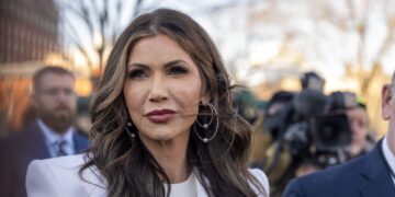Hospitalizan de emergencia a Kristi Noem