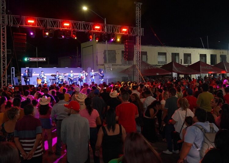 Neolaredenses celebran a lo grande sus 177 años