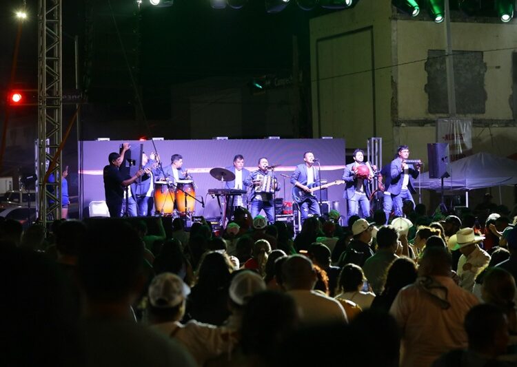 Neolaredenses celebran a lo grande sus 177 años